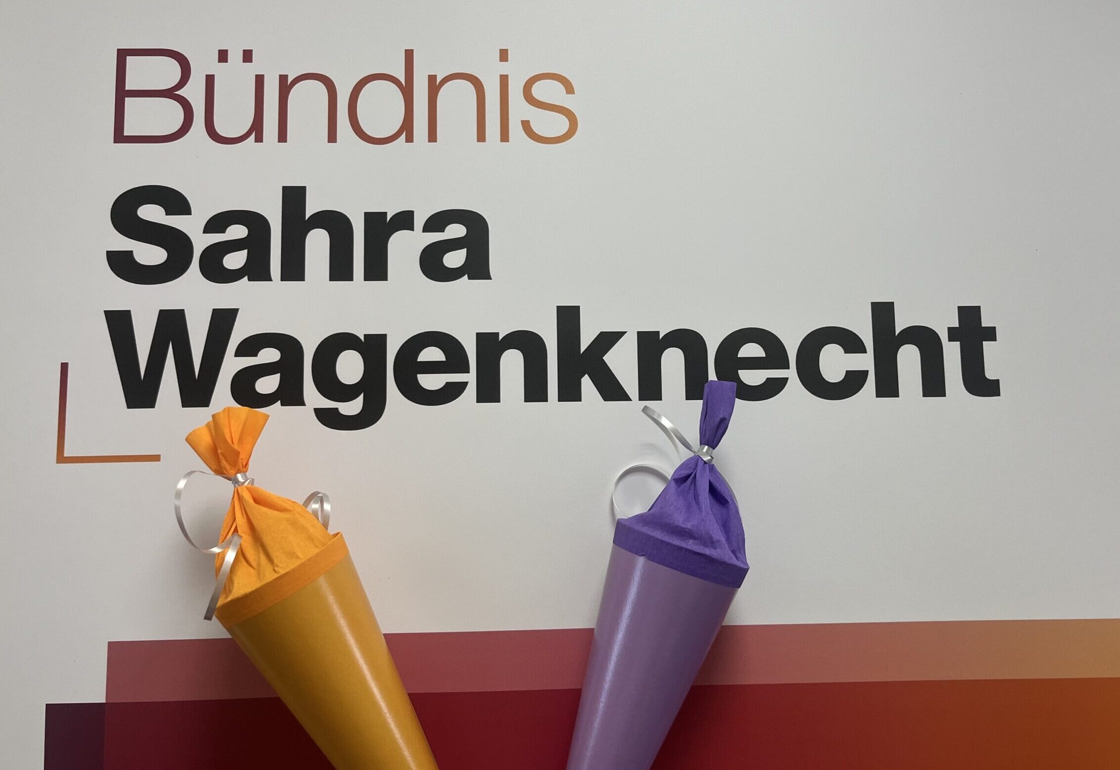 Zwei Zuckertüten vor dem Logo der BSW Partei